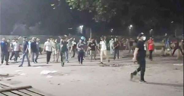 মধ্যরাতে ঢাবি ও ঢাকা কলেজের শিক্ষার্থীদের সংঘর্ষ, থমথমে পরিস্থিতি