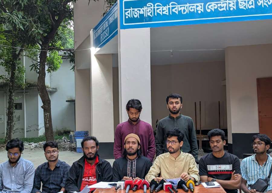রাকসু জিএসকে হেনস্তার অভিযোগ, রাবি রেজিস্ট্রারের পদত্যাগ দাবি