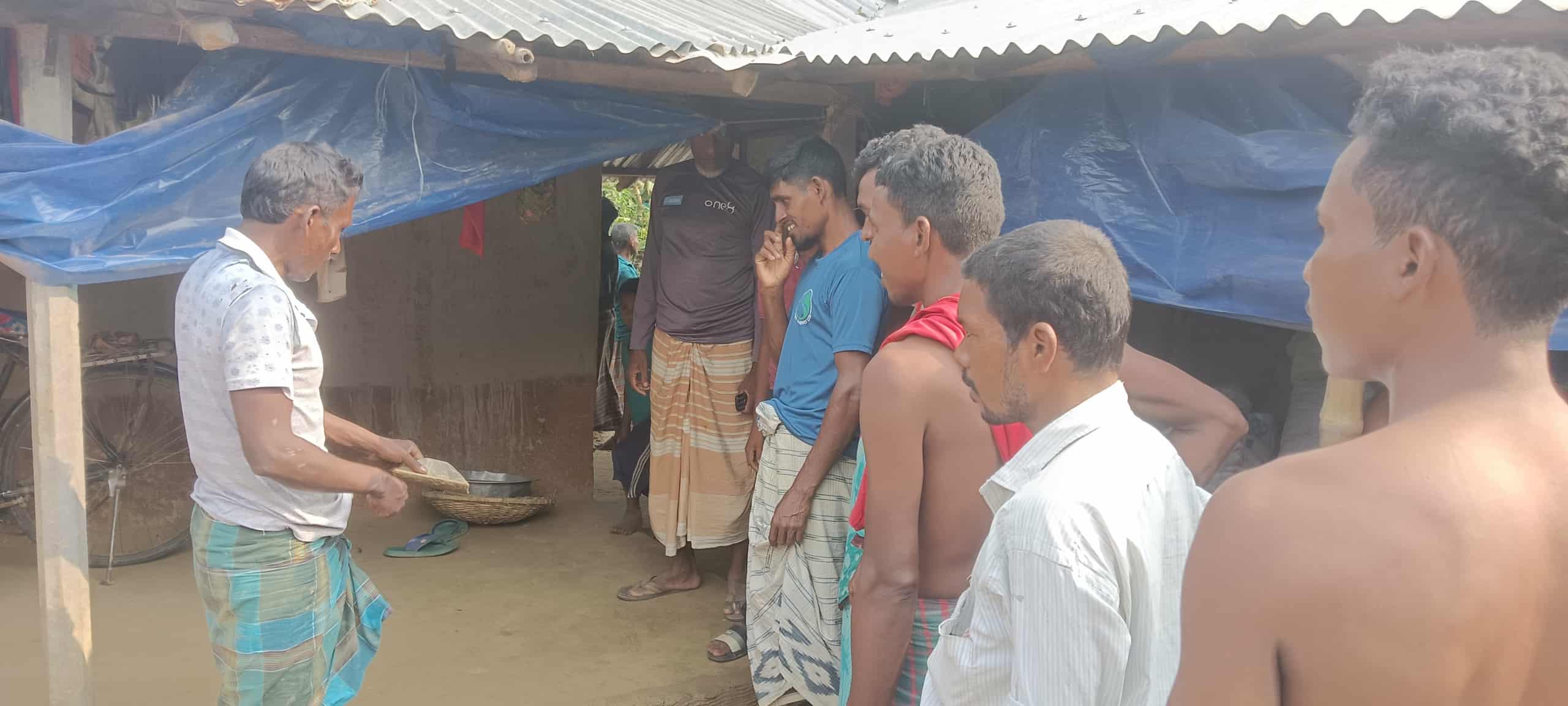 সাপাহারে পুলিশ পরিচয়ে আতঙ্ক সৃষ্টি করে স্বর্ণালঙ্কার ও অর্থ লুট