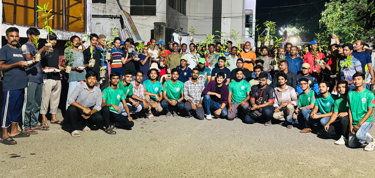 বিডি ক্লিন রাজশাহী’র সপ্তম প্রতিষ্ঠাবার্ষিকী উপলক্ষে রাসিক’র পরিচ্ছন্নকর্মীদের মাঝে গাছ ও খাবার বিতরণ