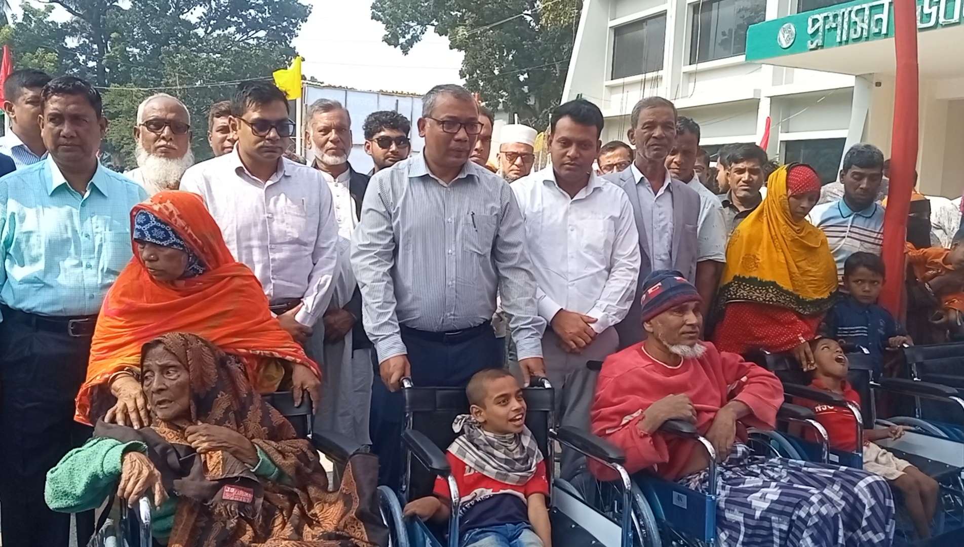 শিবগঞ্জে বাইসাইকেল, হুইল চেয়ার ও সেলাই মেশিন বিতরণ