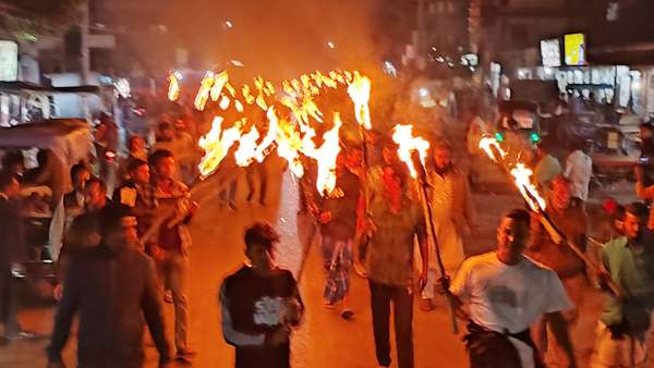 চাটমোহরে বিএনপি প্রার্থীর মনোনয়ন বাতিলের দাবিতে মশাল মিছিল