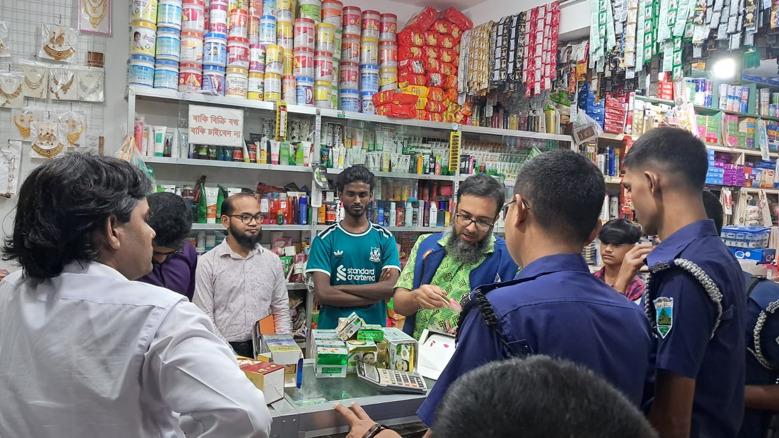 নকল ও ক্যান্সার সৃষ্টিকারী নিষিদ্ধ ঘোষিত স্কিন ক্রিম বিক্রি করায় চারঘাটে ২টি প্রতিষ্ঠানকে জরিমানা