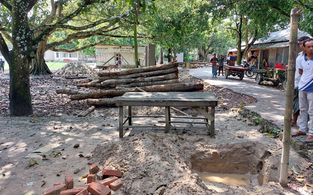 সরকারী খাস জমি দখল করে স্কুলের বাউন্ডারি প্রাচীর দেয়াকে কেন্দ্র, স্কুল কর্তৃপক্ষের সঙ্গে ব্যবসায়ীসহ এলাকাবাসীর সংঘর্ষের আশঙ্ক