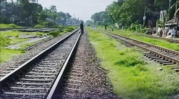 বগুড়ায় ট্রেনের ধাক্কায় মা ও ছেলের মৃত্যু
