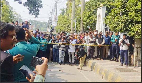 খুলনায় আদালত এলাকায় গুলি করে ও কুপিয়ে দুজনকে হত্যা