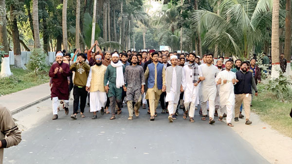 ওসমান হাদির ওপর গুলির প্রতিবাদে রাজশাহীতে বিক্ষোভ মিছিল