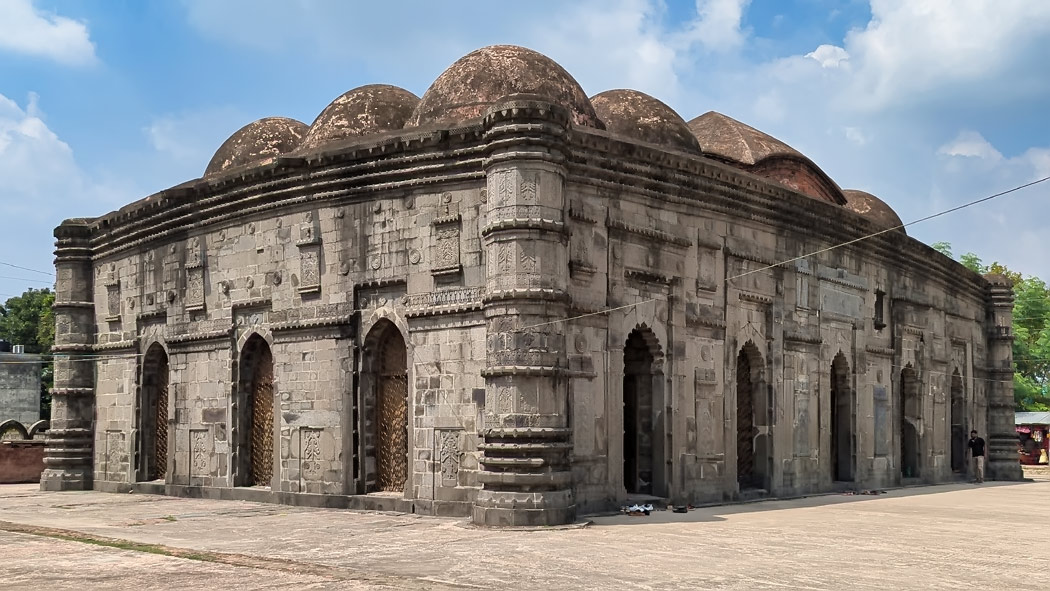 যানবাহনে কাম্পনে সোনামসজিদে ফাটল