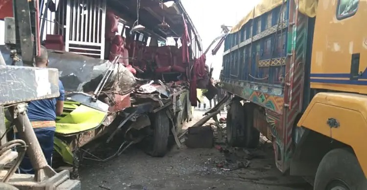 ঢাকা-ভাঙ্গা এক্সপ্রেসওয়েতে বাস-ট্রাক সংঘর্ষে নিহত ৩