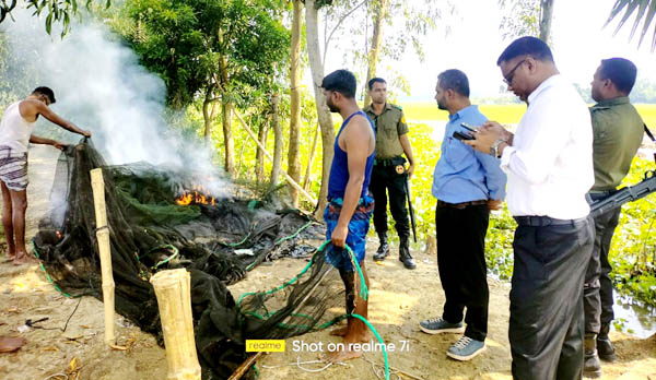 আত্রাইয়ে মৎস্য সম্পদ রক্ষায় অবৈধ সুতি ও রিংজাল পুড়িয়ে ধ্বংস