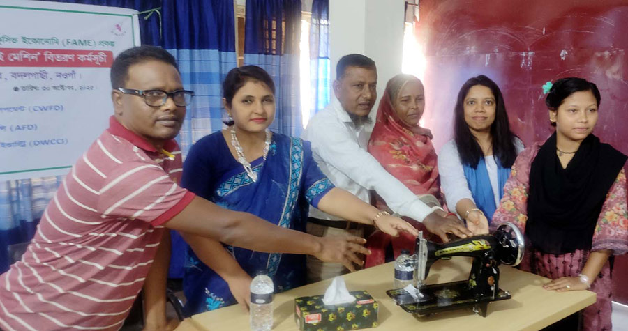 বদলগাছীতে আদিবাসী মেয়েদের মধ্যে সেলাই মেশিন বিতরণ