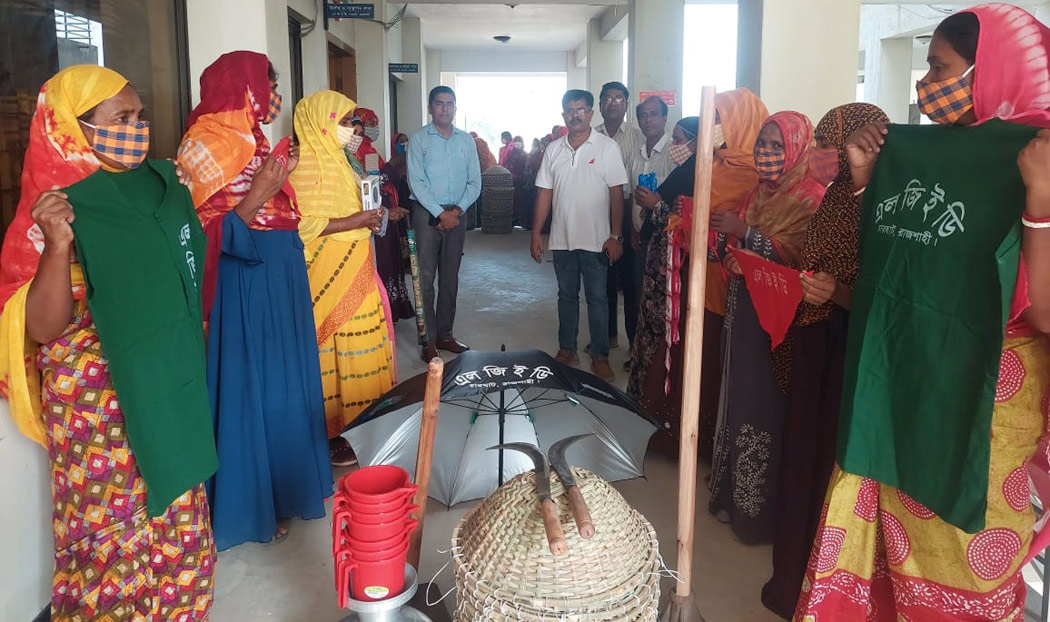 চারঘাটে রাস্তা রক্ষণাবেক্ষণ কাজে এলসিএস নারী কর্মীদের উপকরণ বিতরণ