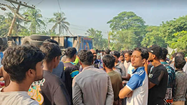 পাবনায় ট্রাক চাপায় স্কুল শিক্ষার্থীসহ নিহত ৩