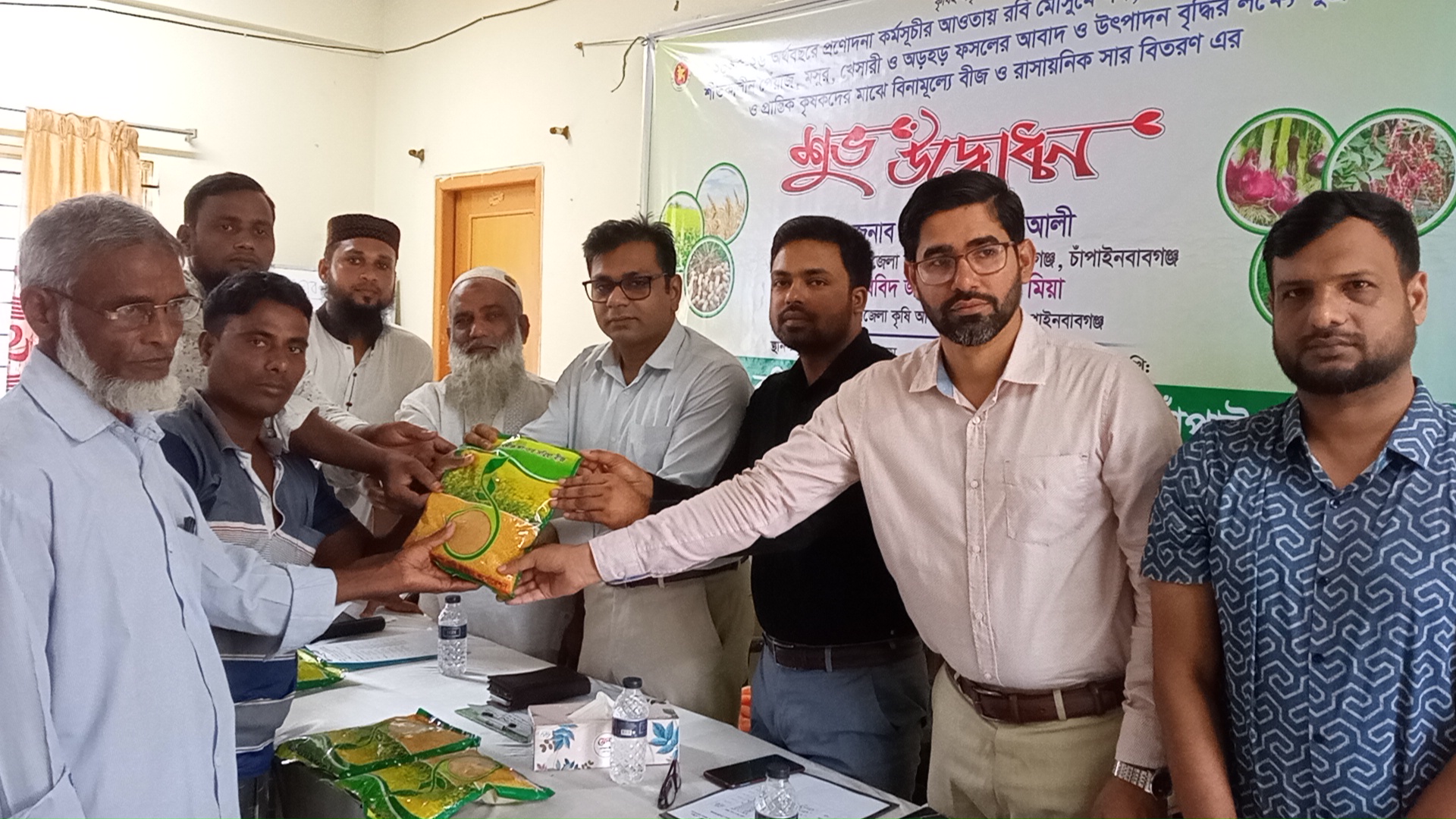 শিবগঞ্জে ১১ হাজার ৮৭০ কৃষকের মাঝে বীজ ও সার বিতরণ