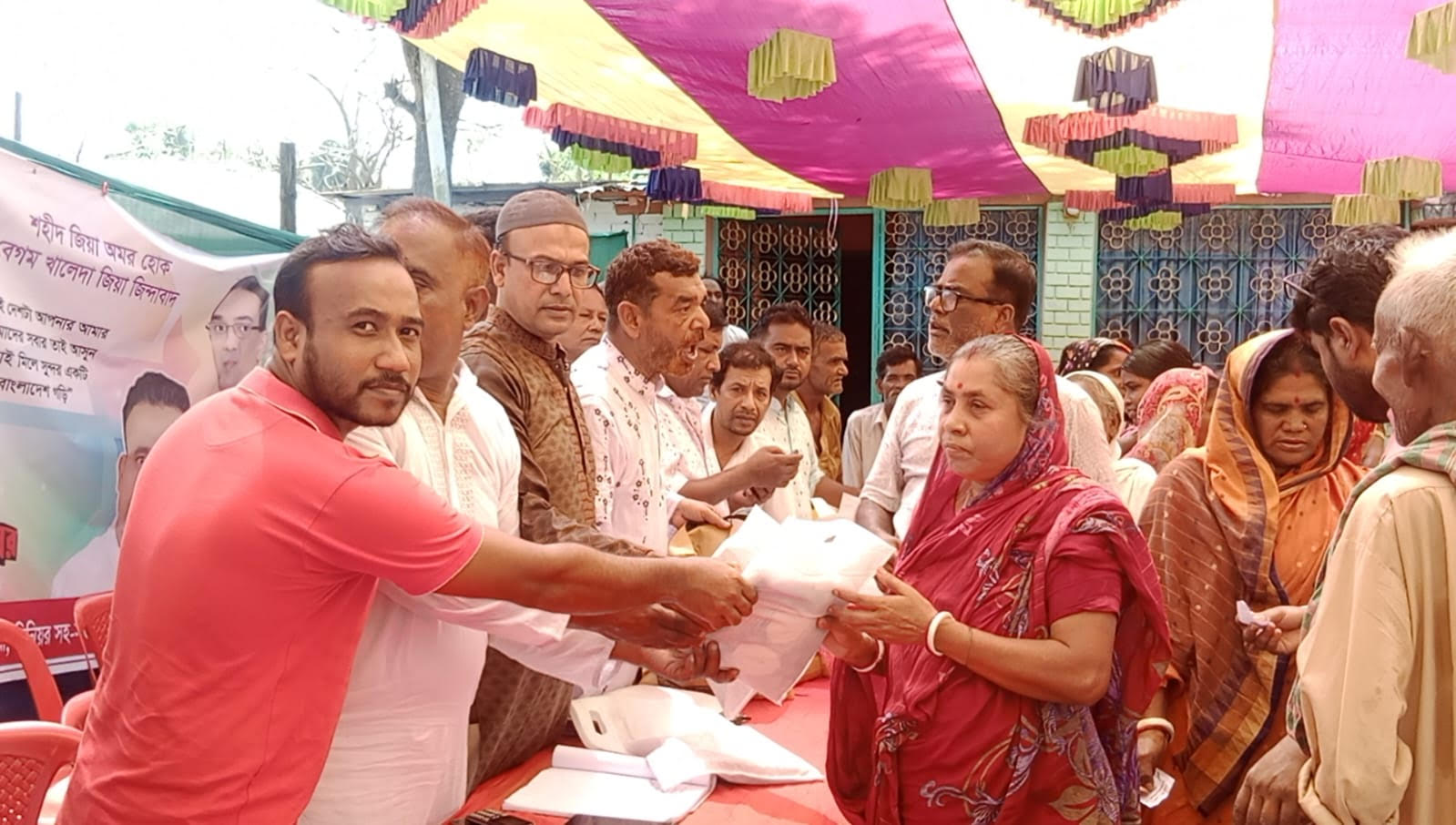 বাঘায় বিএনপি নেতার পূজা মণ্ডপ পরিদর্শন ও অনুদান প্রদান