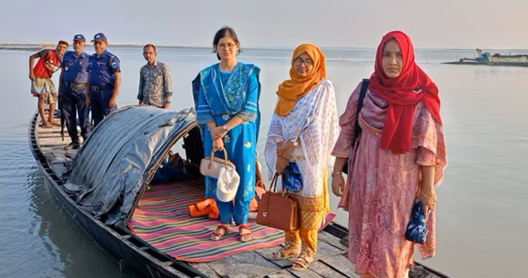 বাঘায় মা ইলিশ রক্ষার্থে পদ্মায় অভিযান