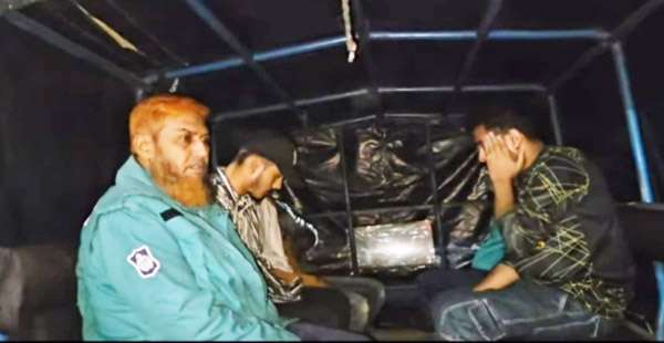 চারঘাট সীমান্তে ভারতীয় গাঁজা, ফেনসিডিল এবং ইঞ্জিন চালিত নৌকা আটক