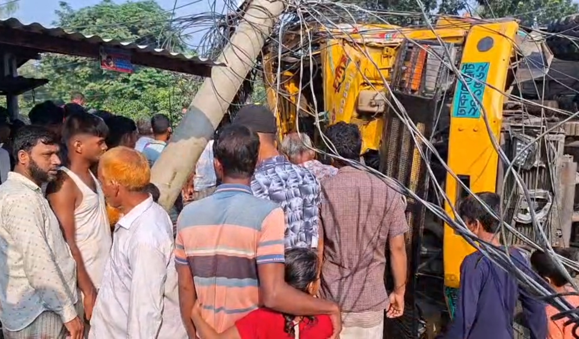পাবনায় বাঁশবোঝাই ট্রাকের চাপায় প্রাণ গেল দুই শিক্ষার্থীসহ নিহত ৩ জনের