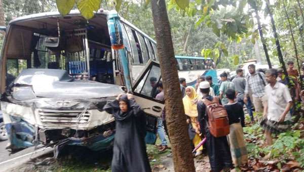 মহাসড়কে বাস-মাইক্রোবাস সংঘর্ষে প্রাণ হারালেন ৫ জন