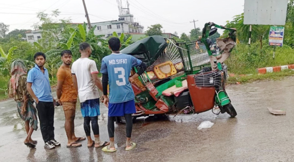 গাজীপুরে অটোকিশায় ট্রাকের ধাক্কা, নিহত ৩
