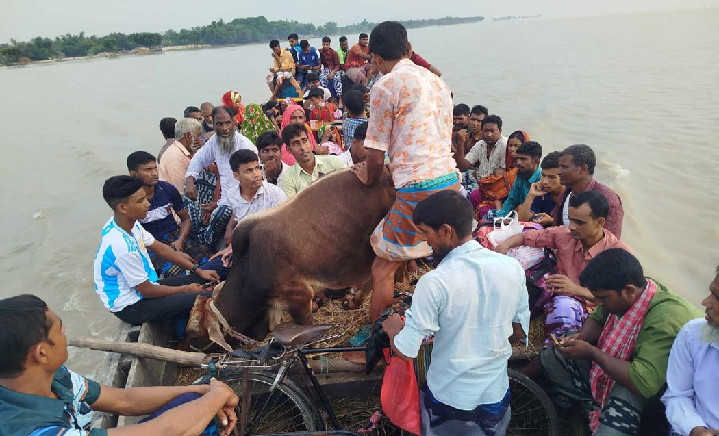 পদ্মা নদীর ঘাটের ইজারাদারের কাছে জিম্মি মানুষ, ৪০ টাকায় পার হয় মানুষ, সেলাই মেশিনের ভাড়া ৩০০ টাকা!