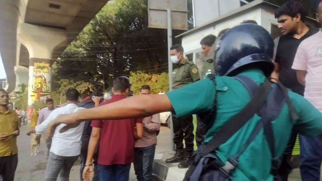 প্রাথমিক শিক্ষকদের মিছিলে পুলিশের সাউন্ড গ্রেনেড ও জলকামান, কর্মসূচি পণ্ড