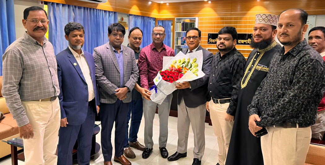 নব-নিযুক্ত বিভাগীয় কমিশনারকে রাজশাহী চেম্বারের ফুলেল শুভেচ্ছা