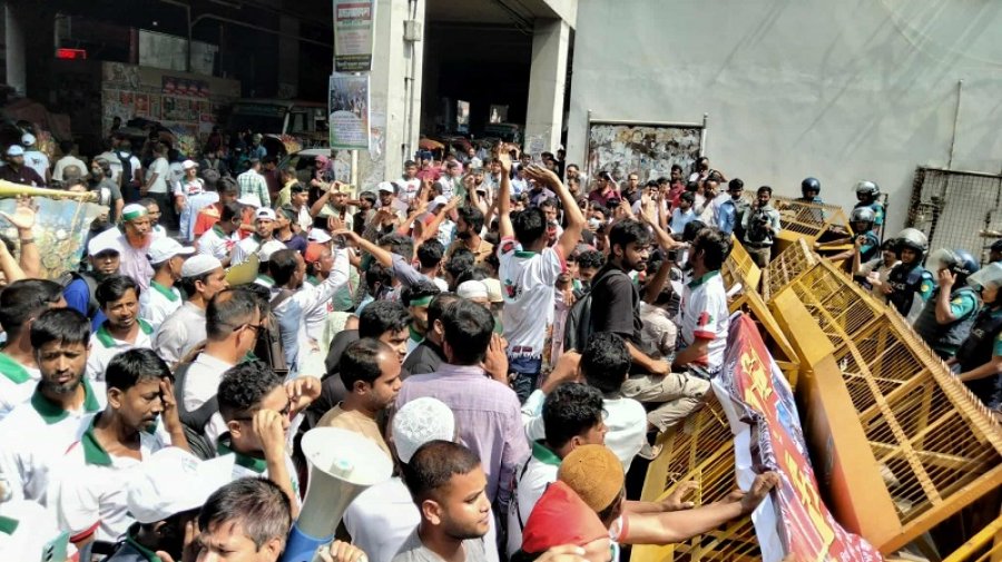 সচিবালয়ের সামনে মুখোমুখি অবস্থানে ‘আমরা জুলাই যোদ্ধা’-পুলিশ