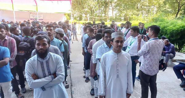 চাকসুর ভোটগ্রহণ চলছে