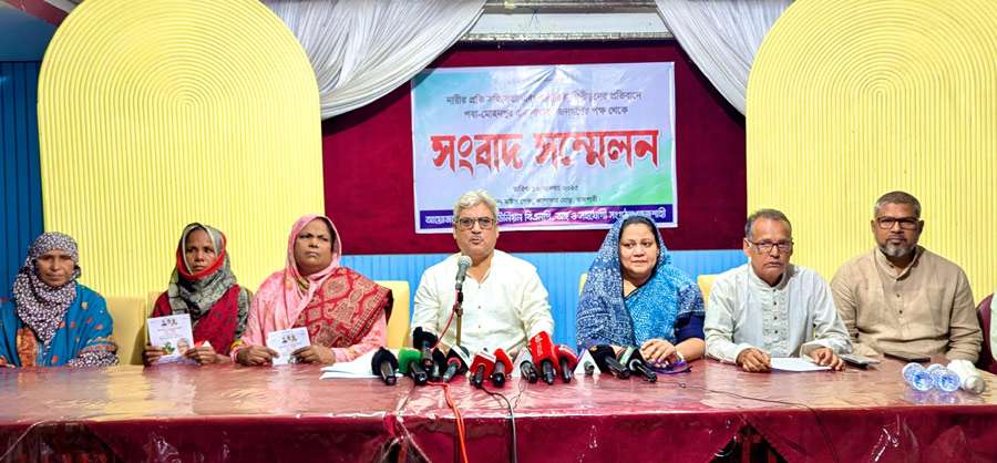 সংবাদ সম্মেলনে অভিযোগ, ধানের শীষের পক্ষে প্রচারণা চালানোর জন্য দুই বোনকে জুতাপেটা করা হয়