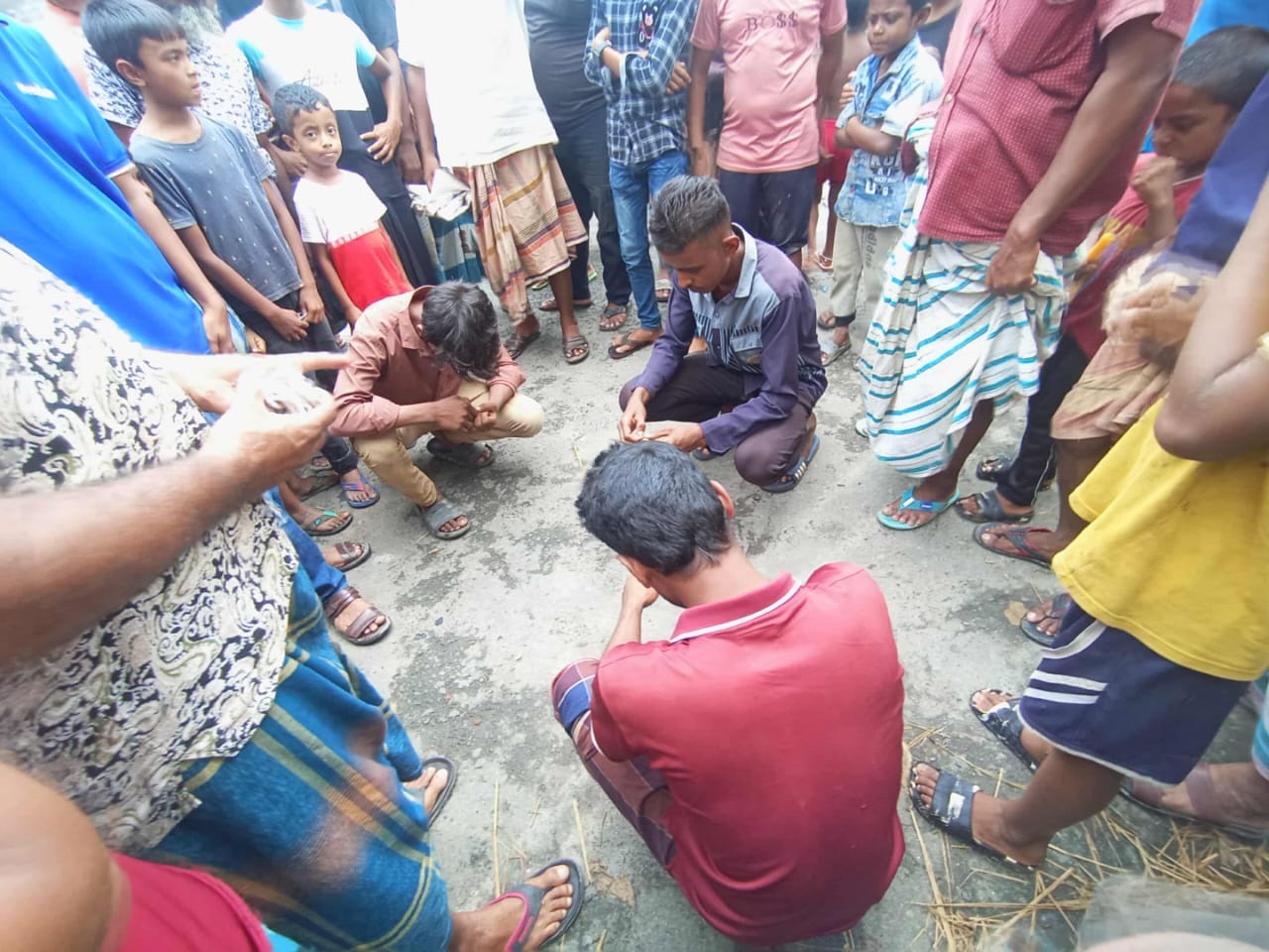 বাঘায় চুরি করা পেঁয়াজ বিক্রয় করতে এসে আটক ৩