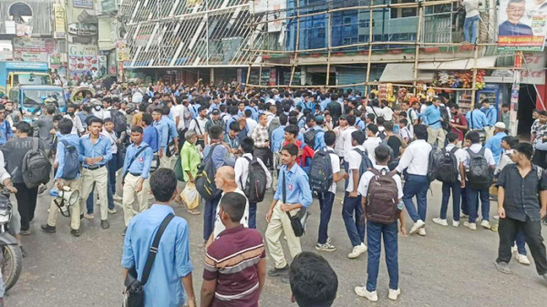 ফার্মগেটে শিক্ষার্থীদের অবরোধ, সড়কে যান চলাচল বন্ধ