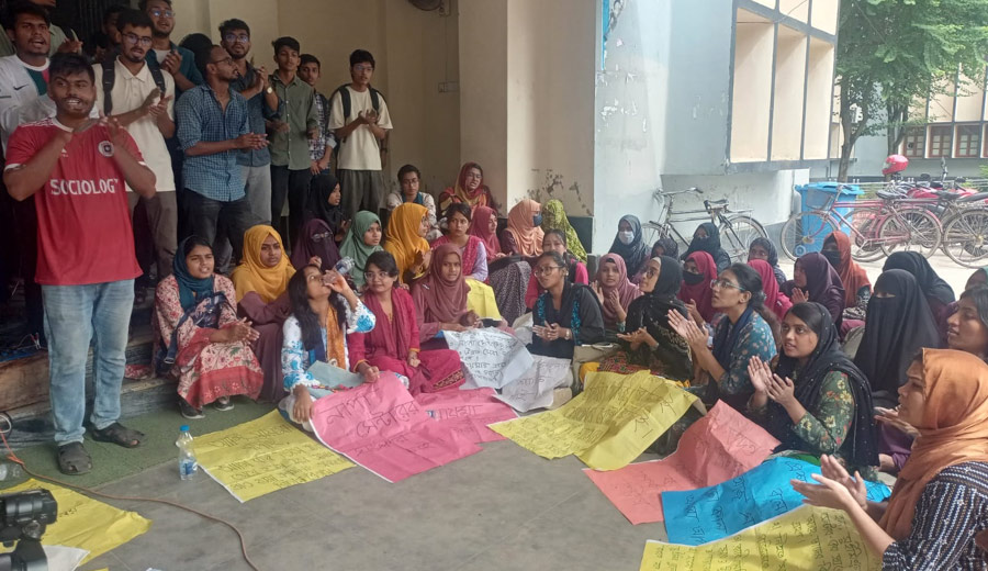 রাবি শিক্ষার্থীর মৃত্যু, আন্দোলনের মুখে প্রাথমিক তদন্ত প্রতিবেদন প্রকাশ, তিন ইন্সট্রাক্টর শিক্ষার্থীদের উপস্থিতিতে সায়মা ডুবে গেল, কেউ খেয়াল করলো না!