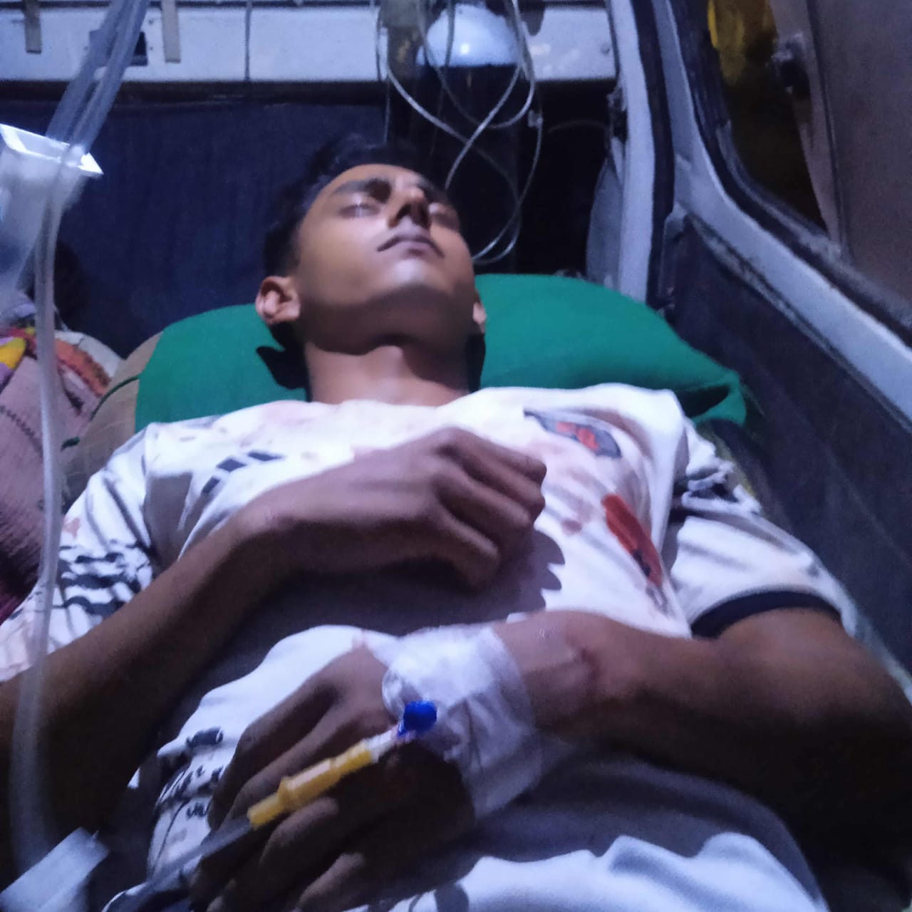 নাটোরে প্রেমের সম্পর্কের জেরে পিতা-পুত্রকে কুপিয়ে জখম