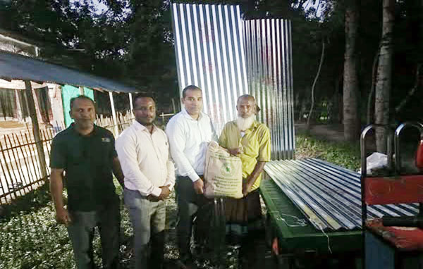 সরকারি অনুদান পেলো ঘরপোড়া রাণীনগরের দিনমজুর কালাম