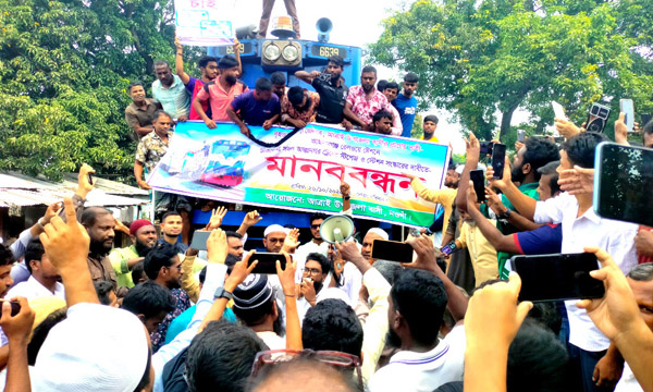 ঢাকাগামী ট্রেন স্টপেজ ও স্টেশন সংস্কারের দাবিতে মানববন্ধন