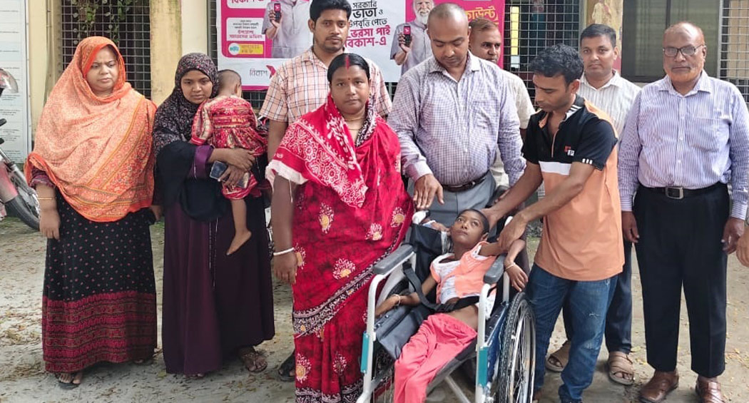 শিশু অনামিকাকে হুইল চেয়ার প্রদান