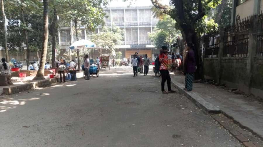 থমথমে ঢাবি, ক্লাস চললেও শিক্ষার্থী কম