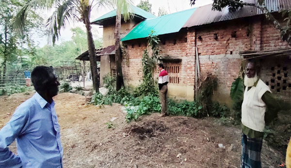 রাণীনগরে পারিবারিক জমির দ্বন্দ্বে নাকাল ঝালঘড়িয়া গ্রামের বাসিন্দা