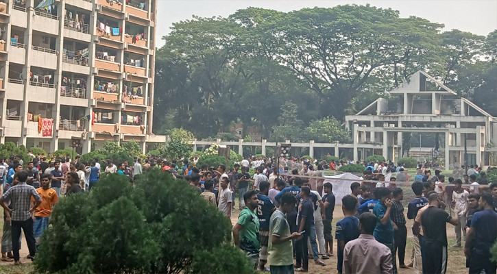 ঢাবির দুই হলের আতঙ্কিত শিক্ষার্থীদের নিচে লাফ, আহত ৩