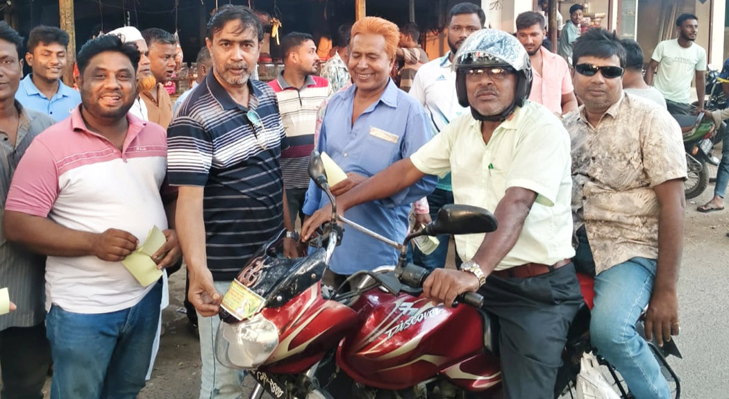পবায় ধানের শীষে ভোট চেয়ে স্টিকার সংবলিত লিফলেট বিতরণ