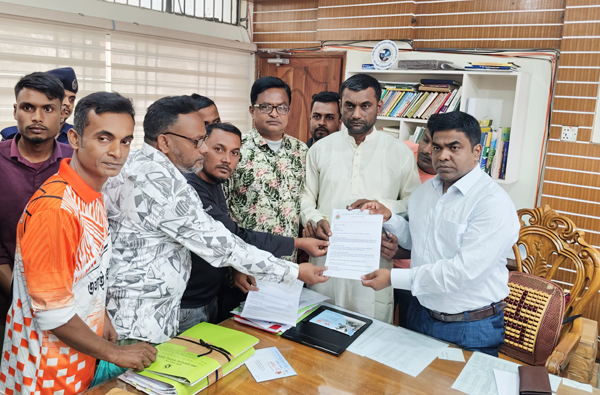 রাজশাহীতে ১১ দফা দাবিতে ইজিবাইক চালকদের স্মারকলিপি প্রদান