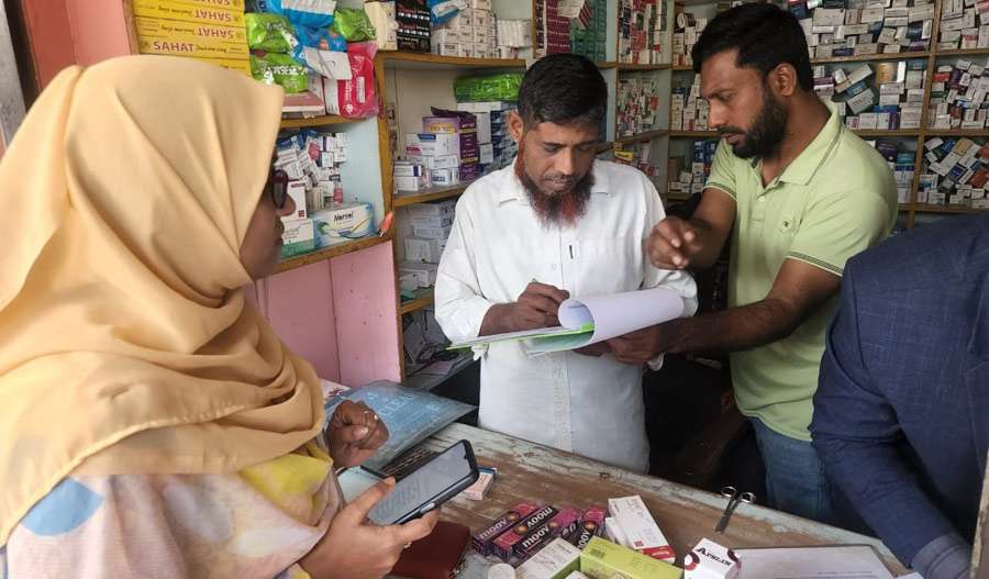 বাঘায় মেয়াদ উত্তীর্ণ ওষুধ রাখার দায়ে তিন ফার্মেসির ২৫ হাজার টাকা জরিমানা