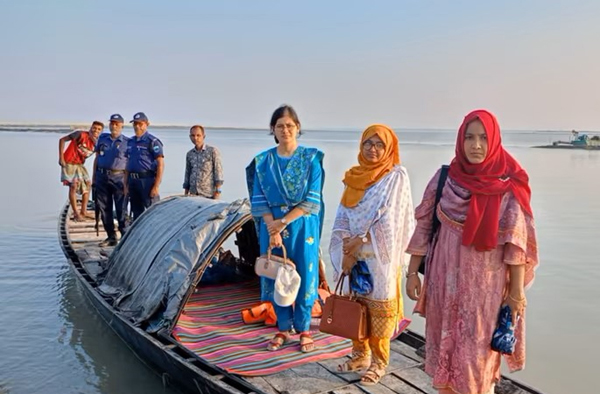 বাঘায় মা ইলিশ রক্ষার্থে পদ্মায় অভিযান