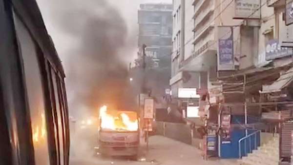 ঢাকায় সকালে দুই বাসে আগুন