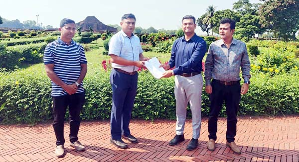 পাহাড়পুর বৌদ্ধবিহার অত্যাধুনিক সংযোগ সড়ক নির্মাণে জমি হস্তান্তর করলেন জেলা প্রশাসক