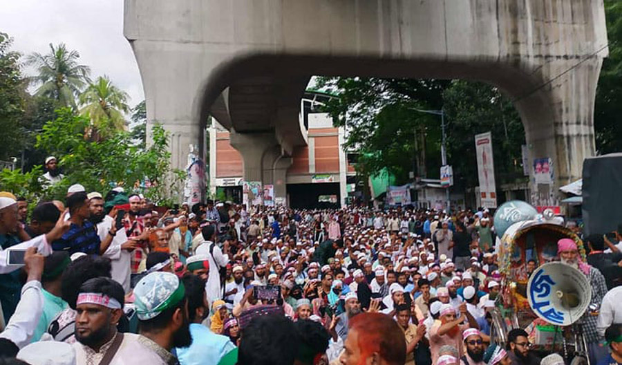 লং মার্চে বাধা, সড়কে বসে পড়লেন ইবতেদায়ি শিক্ষকরা