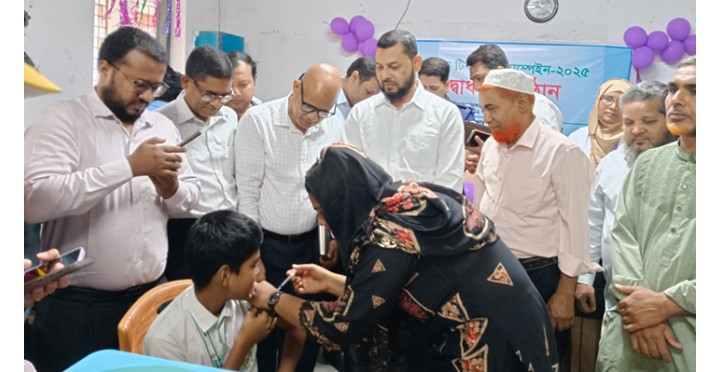 চাঁপাইনবাবগঞ্জে উৎসাহের সঙ্গেই শিক্ষার্থীরা টাইফয়েডের টিকা নিয়েছে