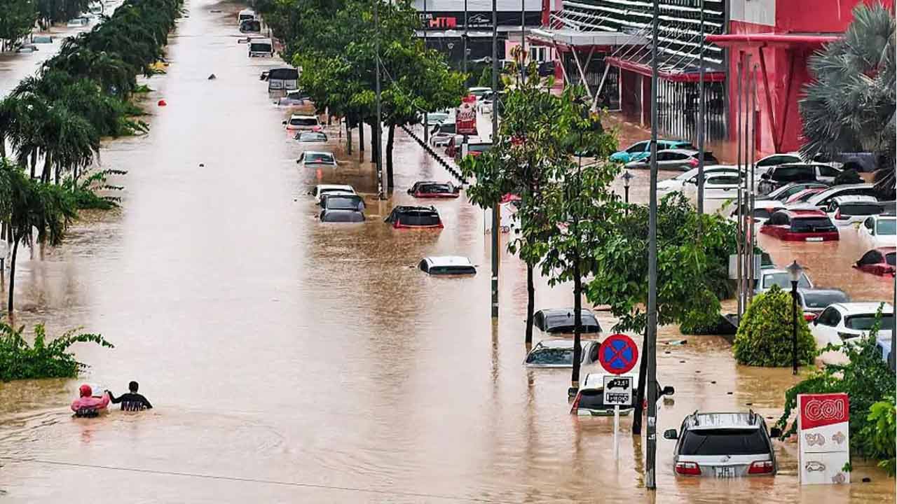 ভিয়েতনামে টানা বর্ষণে ভয়াবহ বন্যা, নিহত কমপক্ষে ৪১