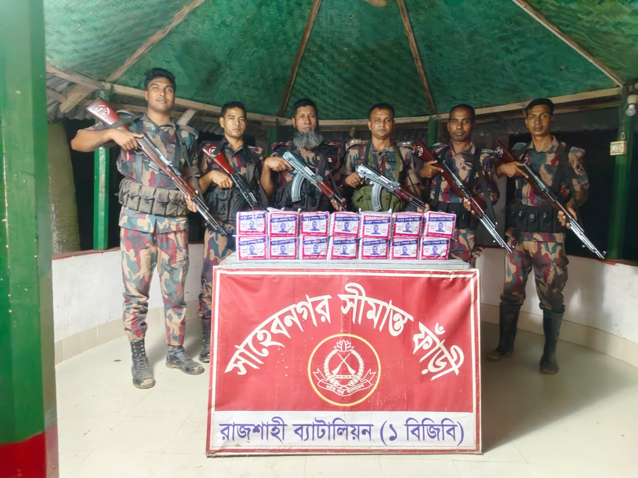 দামকুড়া ও গোদাগাড়ী সীমান্ত হতে ভারতীয় মদ ও পাতার বিড়ি আটক